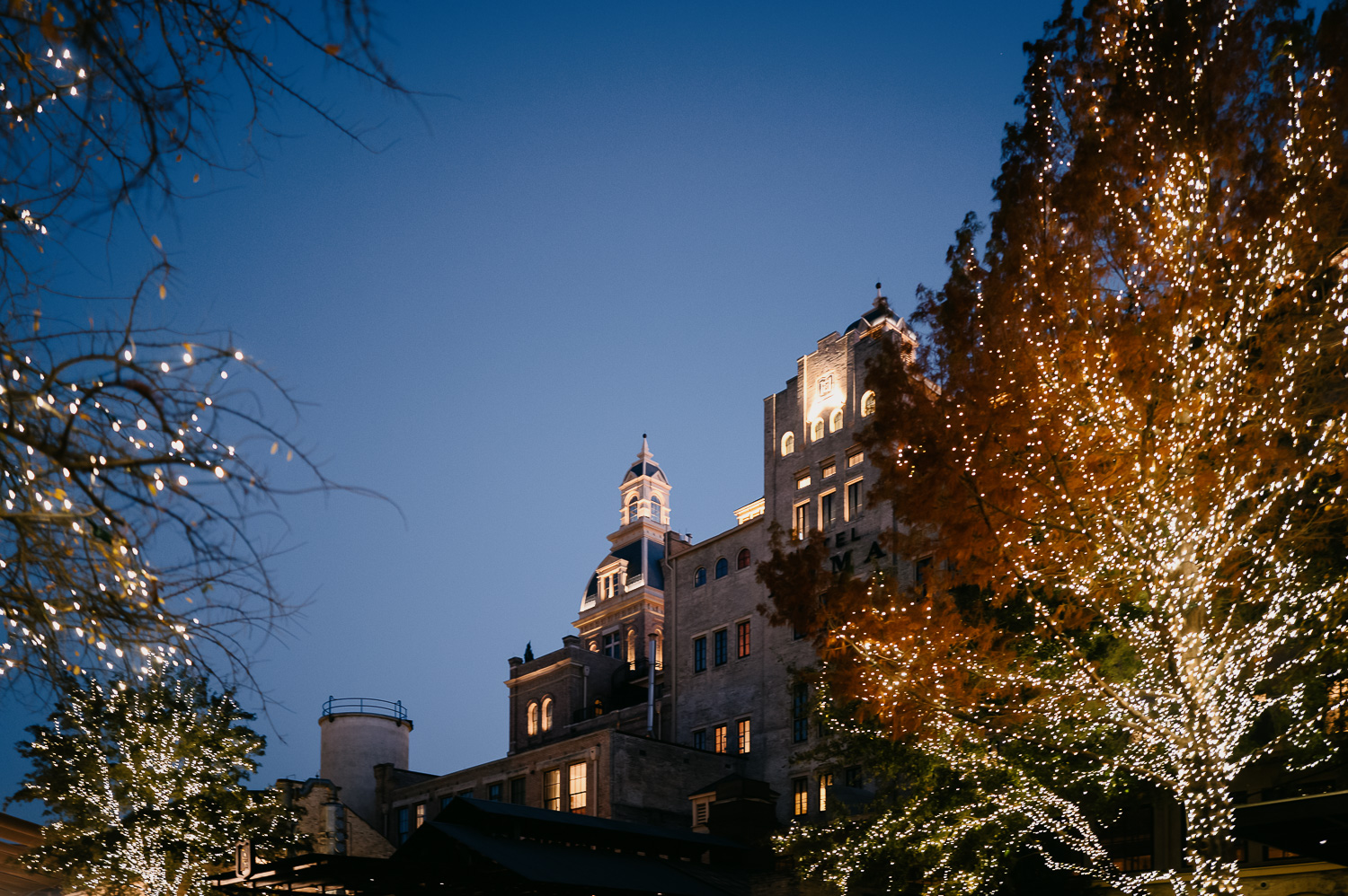 40 A beautiful winter wedding at San Antonio's Iconic Hotel Emma Philip Thomas PhotographyL1000124